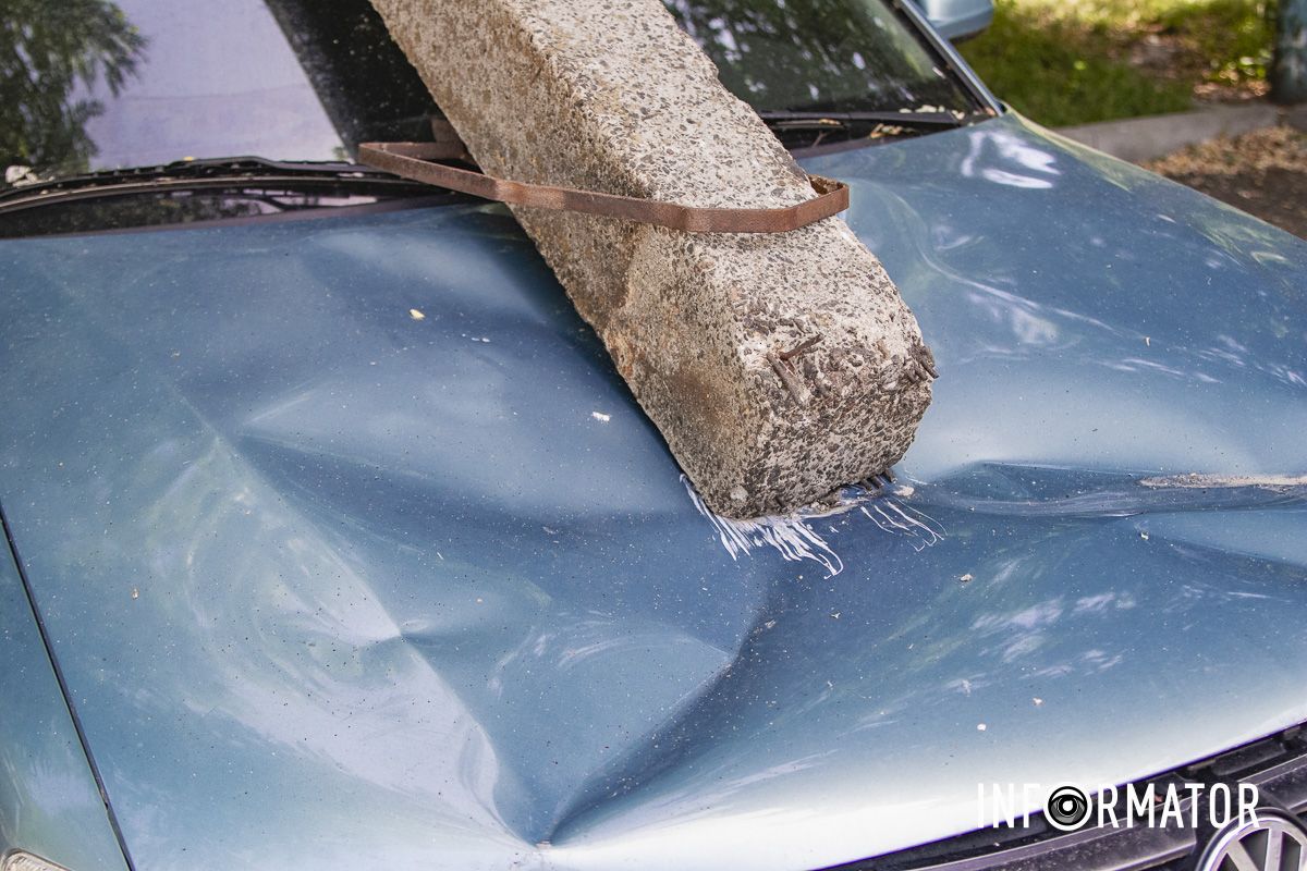 Автомобиль находится на жилом массиве Тополь-1, возле дома №13.