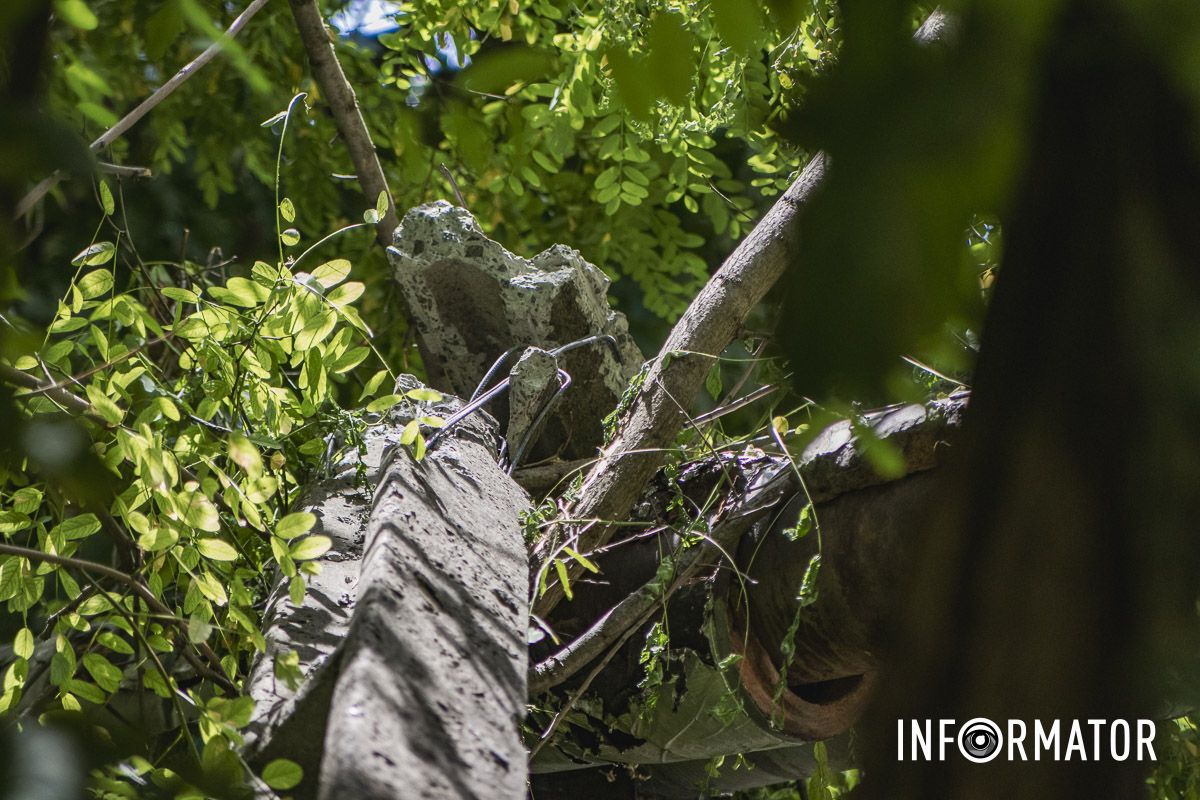 У автомобиля от падения опоры на капоте образовалась вмятина