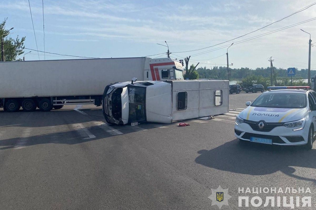 Маршрутка перекинулася після зіткнення з фурою