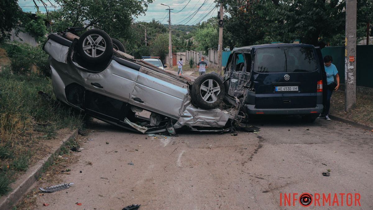 У Дніпрі на Лавандовій Nissan двічі перекинувся та врізався в Volkswagen: водій у лікарні