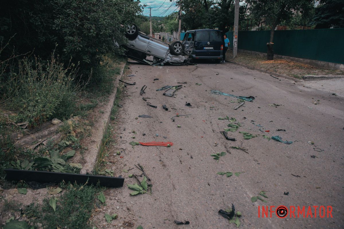 По состоянию на 15:50, автомобиль лежит на дороге и преградил движение по Лавандовой