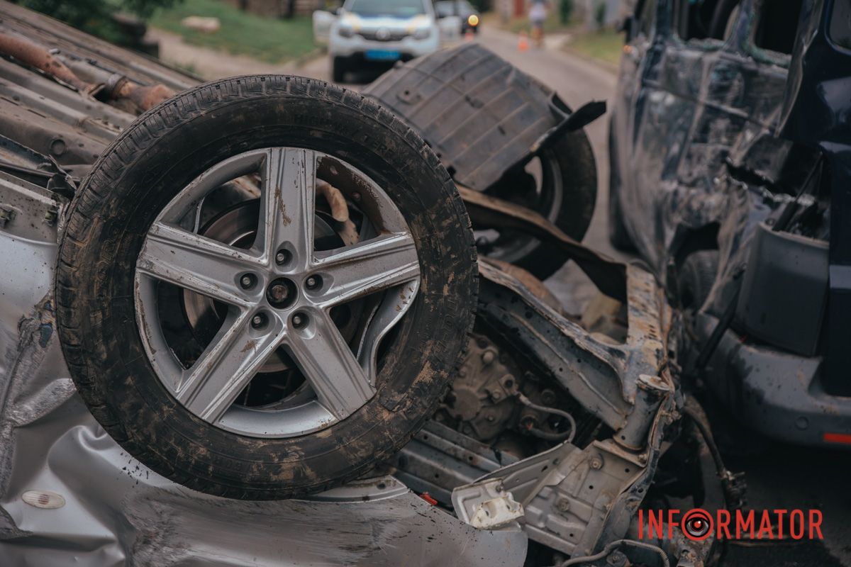 Потом Nissan опрокинулся на крышу