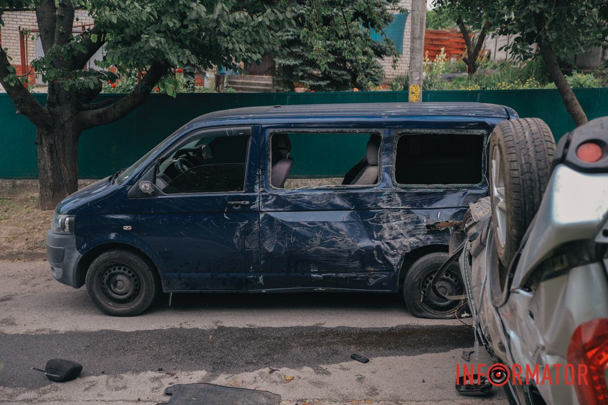 Nissan дважды опрокинулся и врезался в Volkswagen