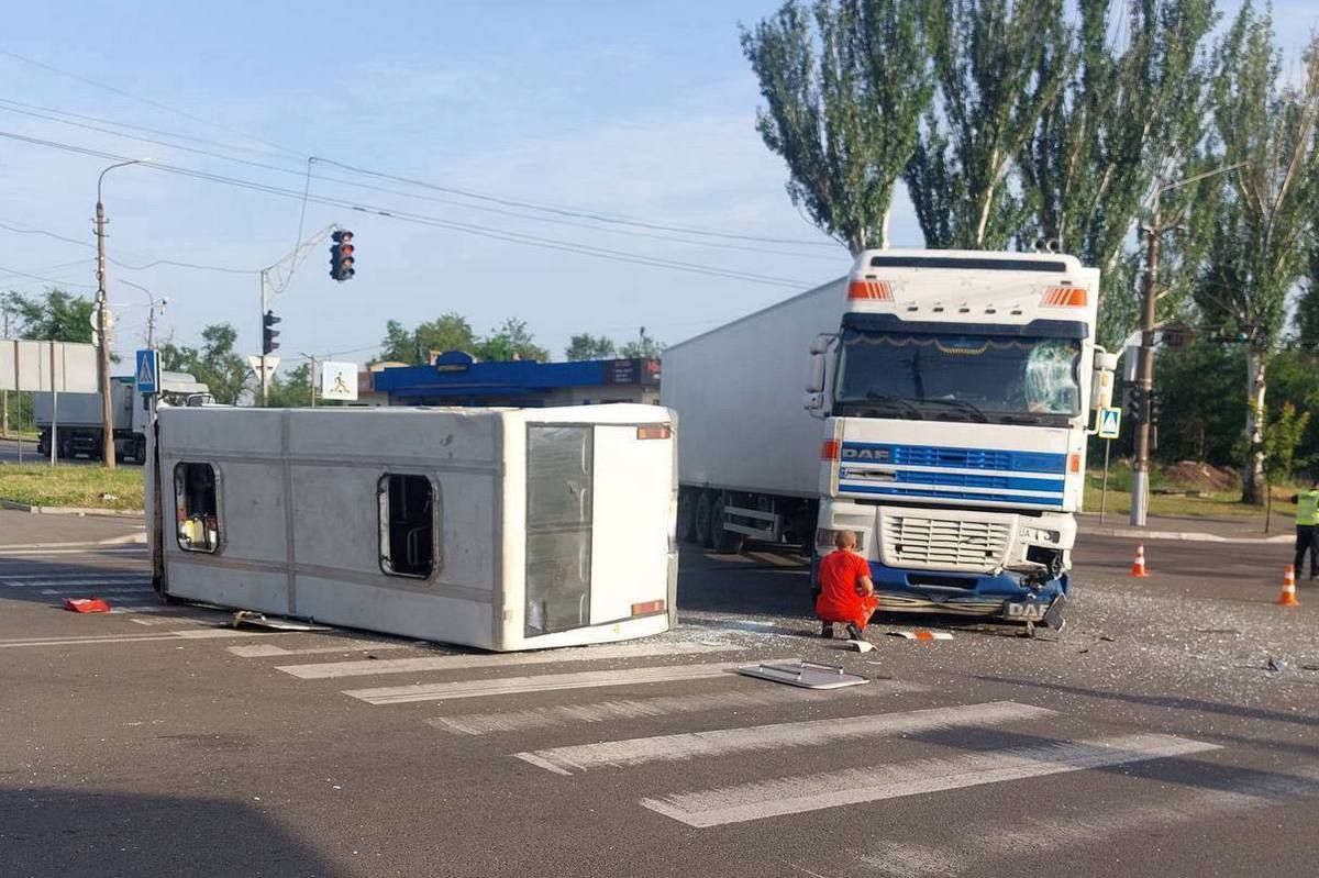 Водій фури не виконав вимогу дорожнього знаку 2.1 «Дати дорогу»