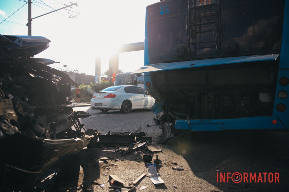 тролейбус та Toyota їхали зі сторони Слобожанського проспекту 