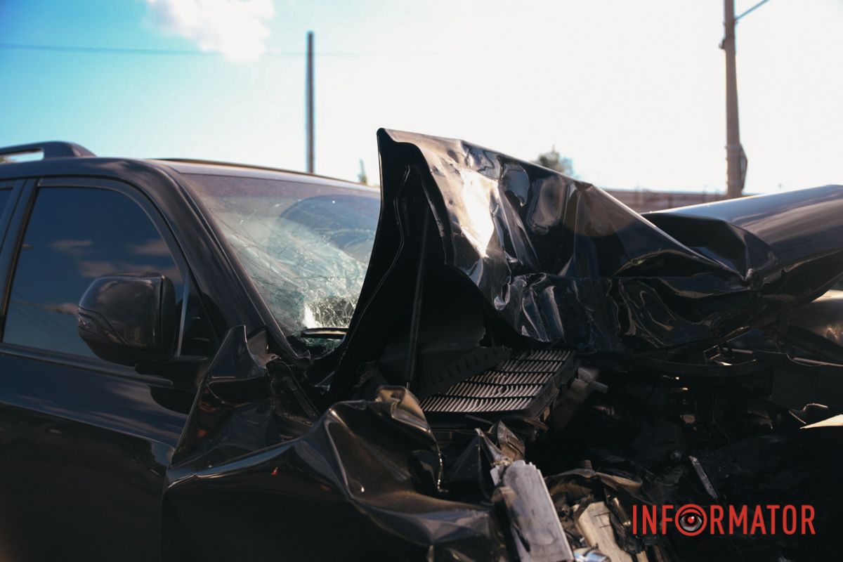 Зіткнулись Toyota Land Cruiser та тролейбус №20