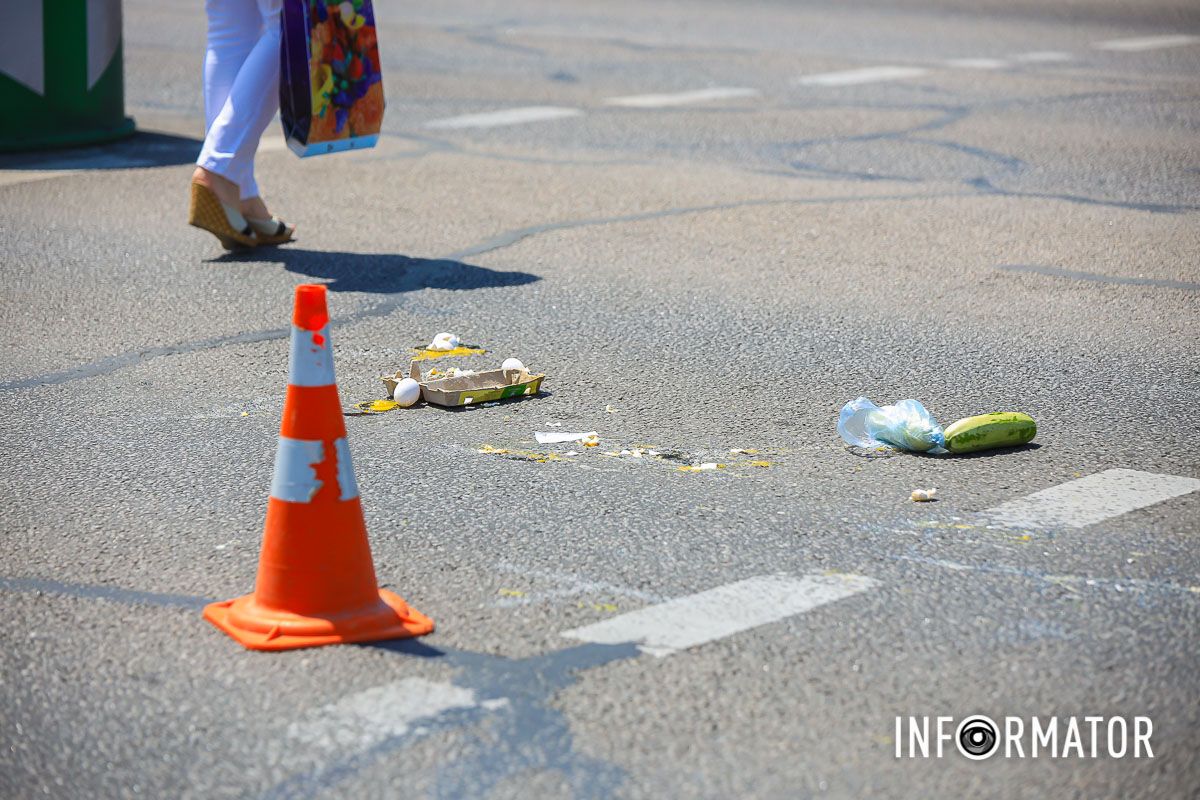 Продукти, які несла збита жінка