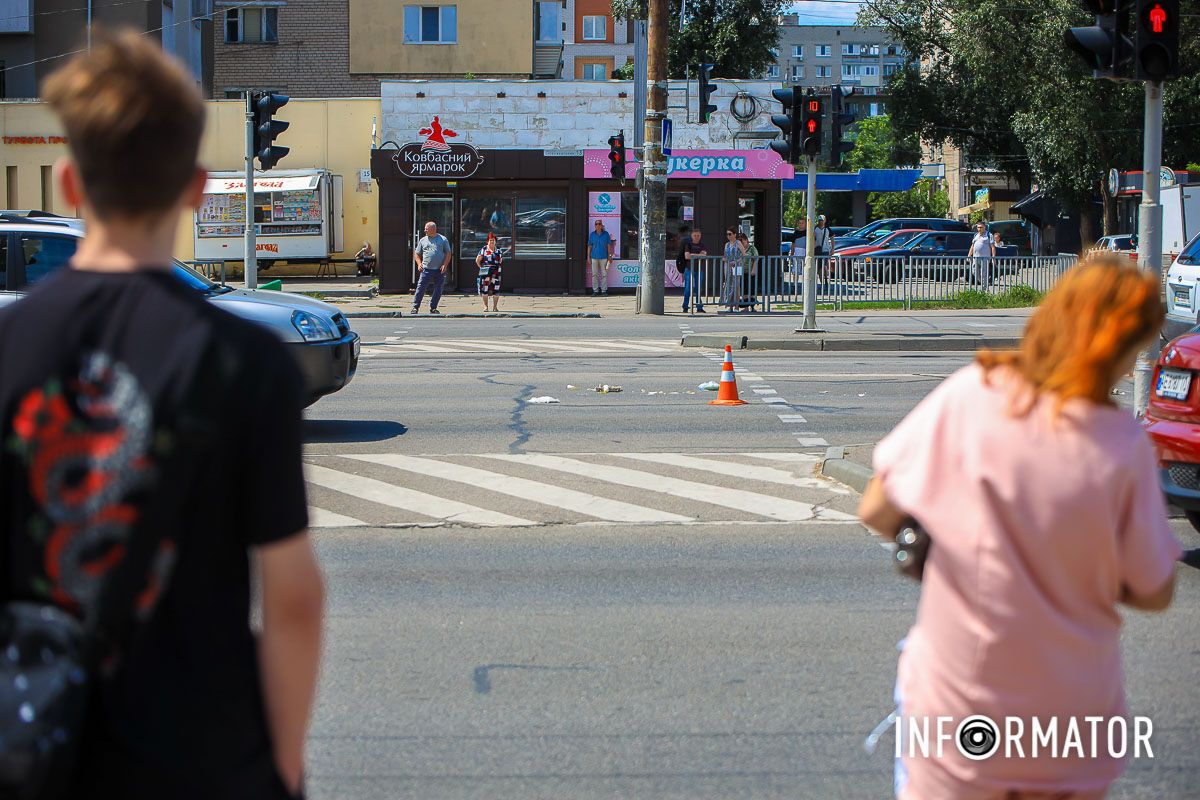 Зайнята ліва смуга по Слобожанському проспекту в напрямку Новоселівської