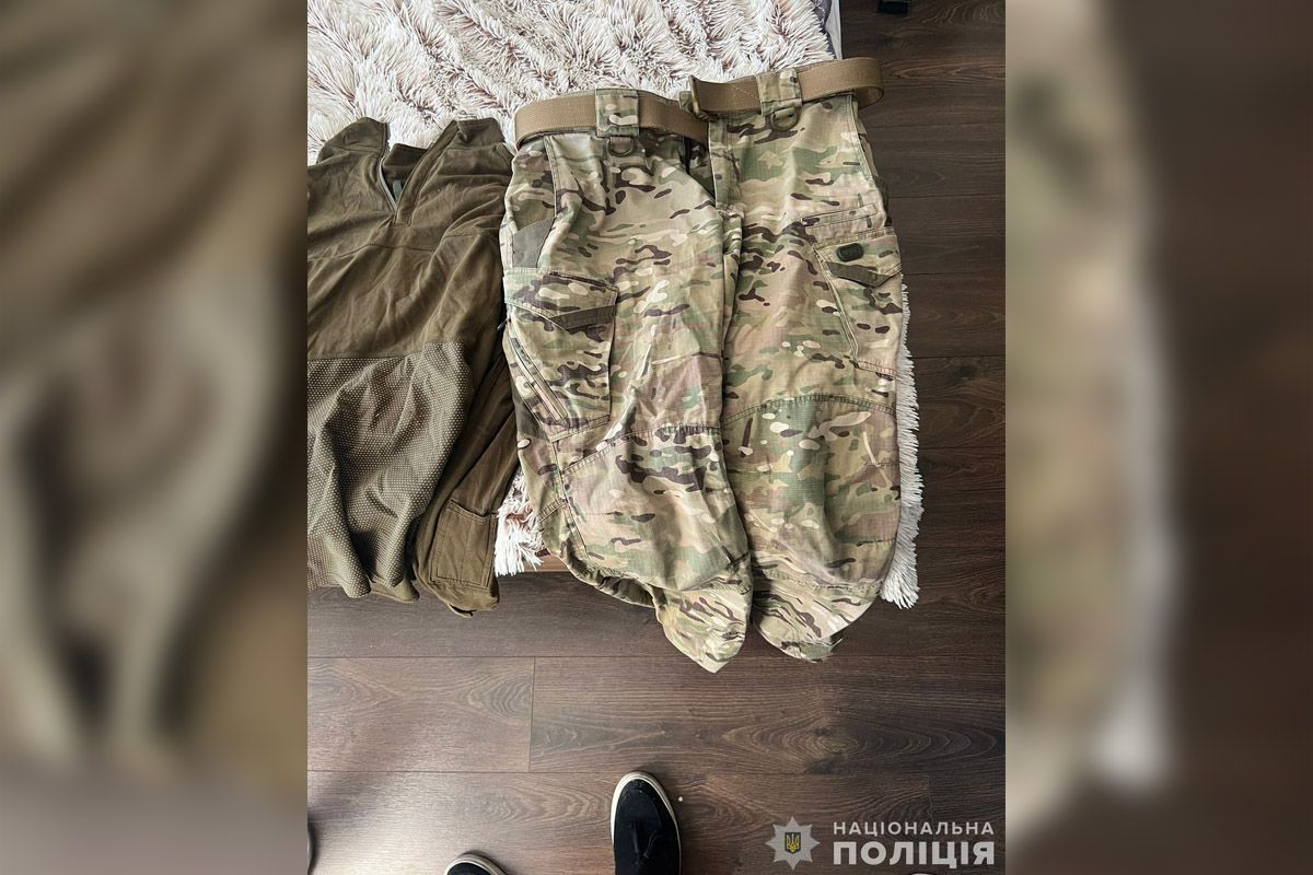 Полицейские провели ряд обысков по местам жительства фигурантов, в ходе которых изъяли доказательства, в том числе оружие и одежду Полицейские провели ряд обысков по местам жительства фигурантов, в ходе которых изъяли доказательства, в том числе оружие и одежду