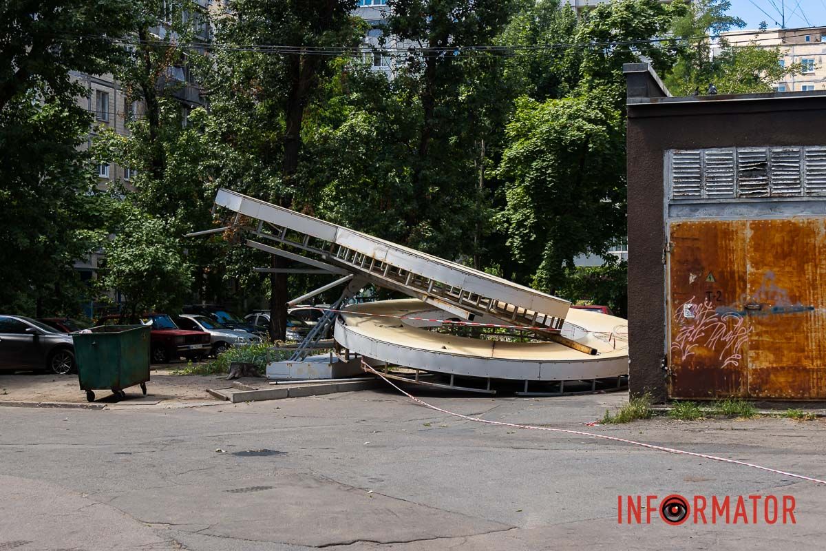 Сейчас буквы лежат во дворе дома Сейчас буквы лежат во дворе дома