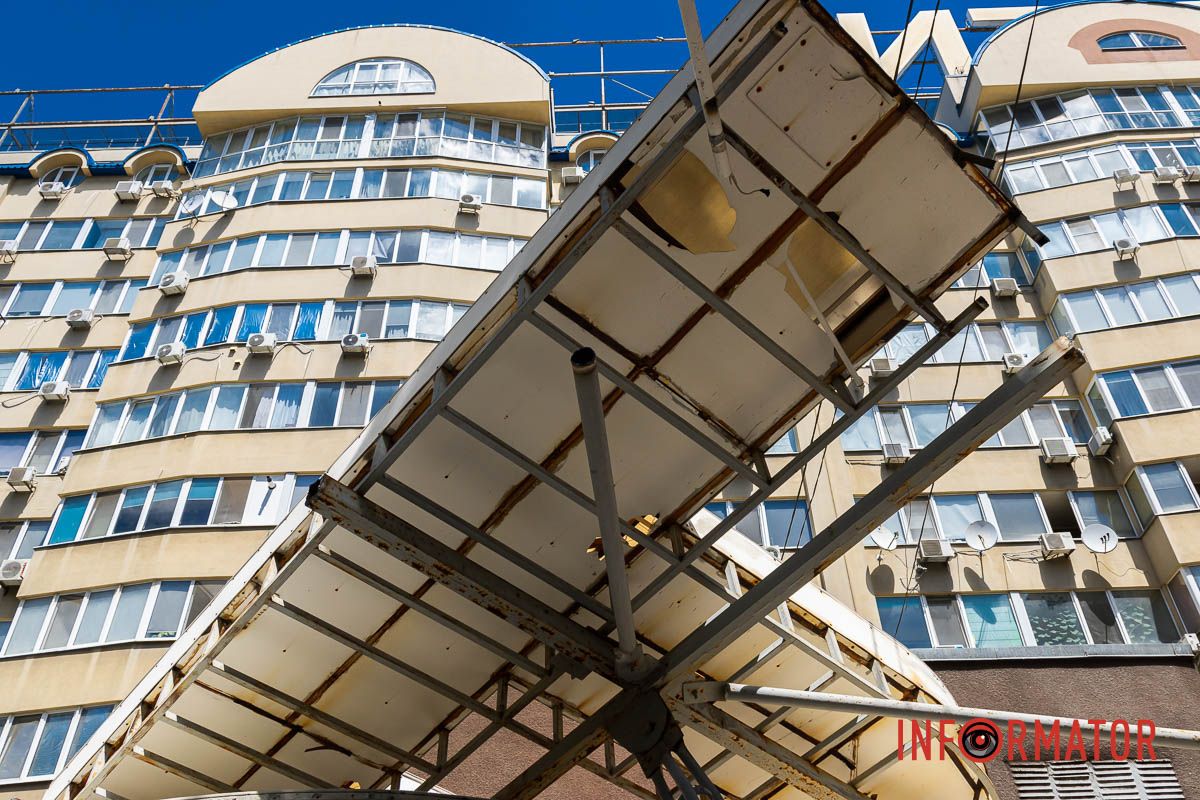 Через определенный период из здания исчезла первая буква названия -  Через определенный период из здания исчезла первая буква названия -