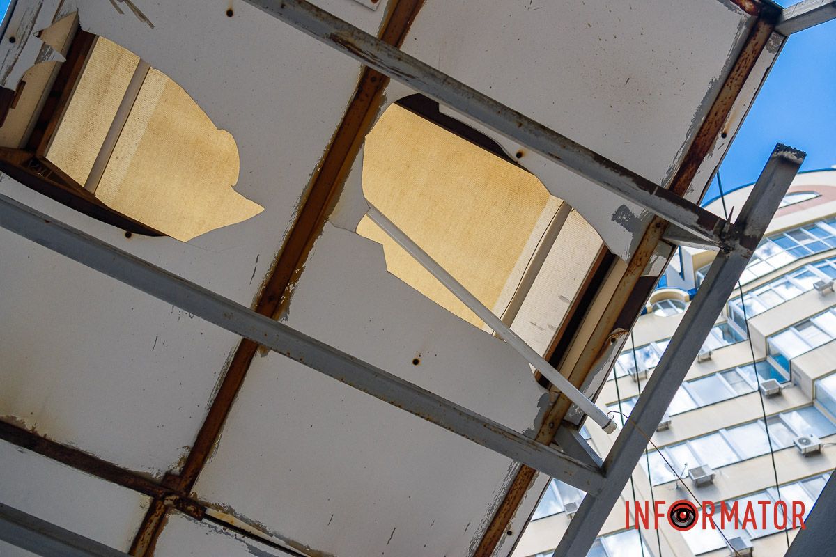 На доме начали демонтировать логотип -  На доме начали демонтировать логотип -