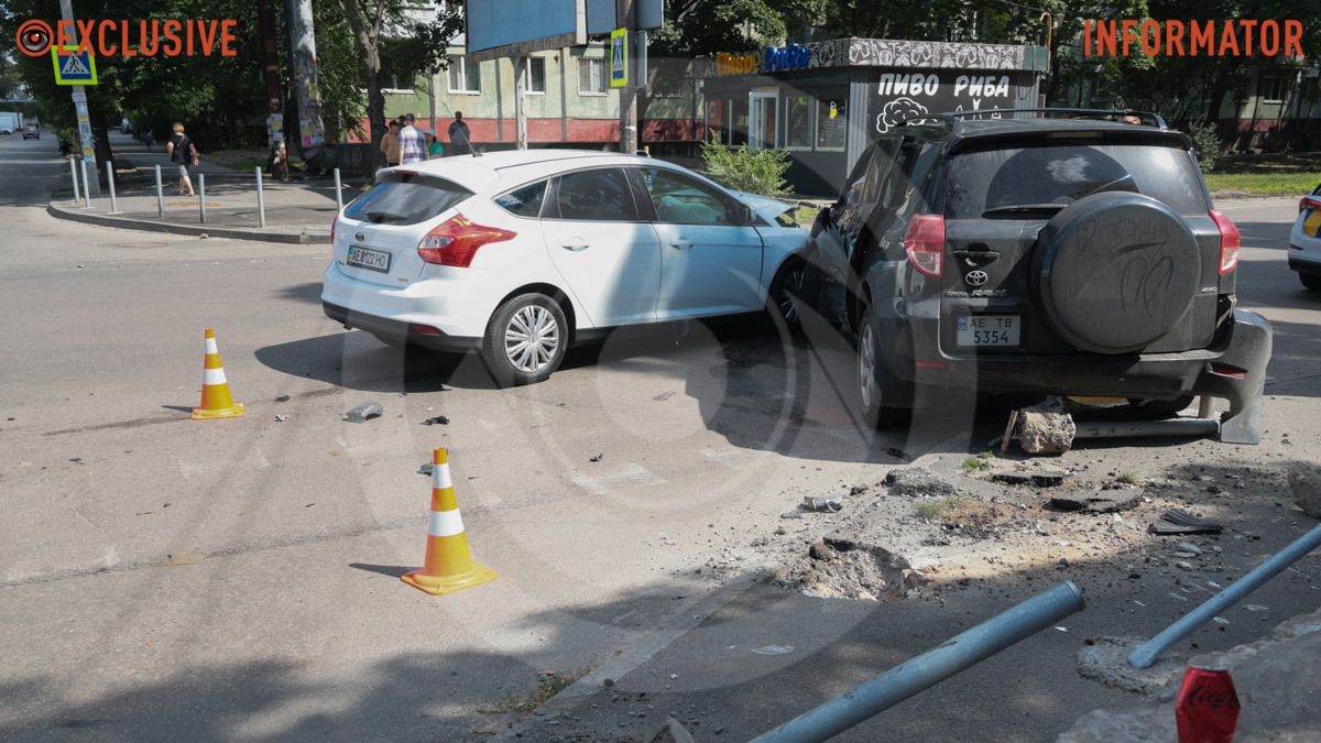 В Днепре на Калнышевского столкнулись Ford и Toyota, автомобили снесли знак и антипарковочные столбики