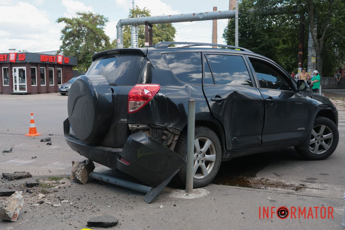 Також транспортні засоби збили антипаркувальні стовпчики