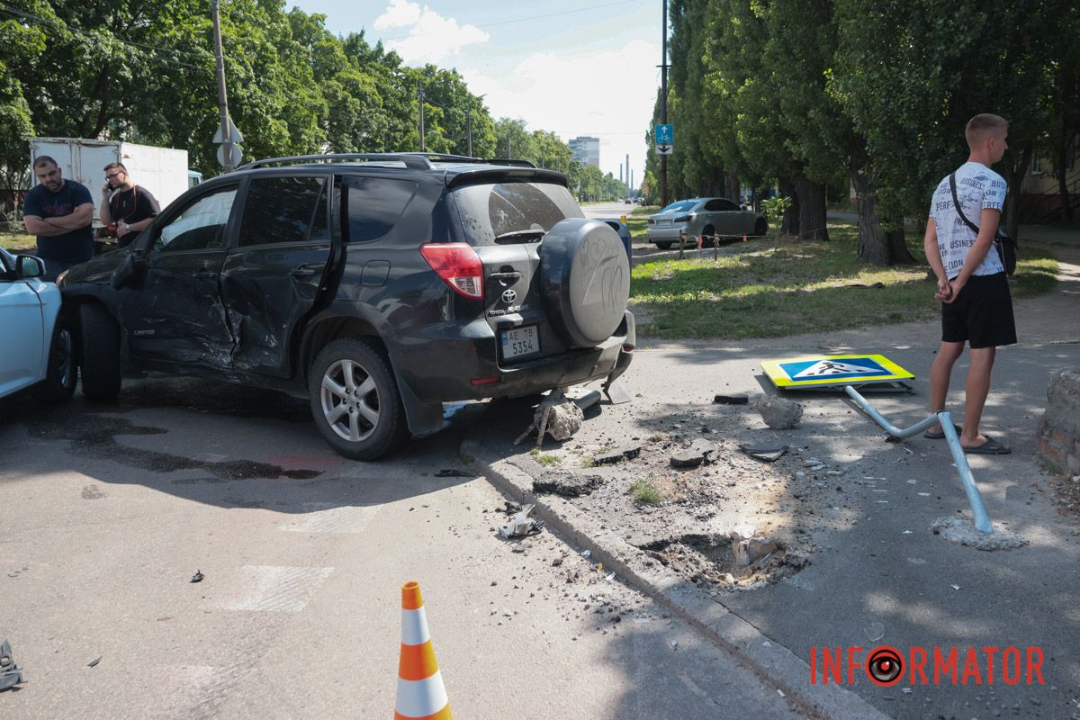 . В результаті зіткнення пошкоджено дорожній знак