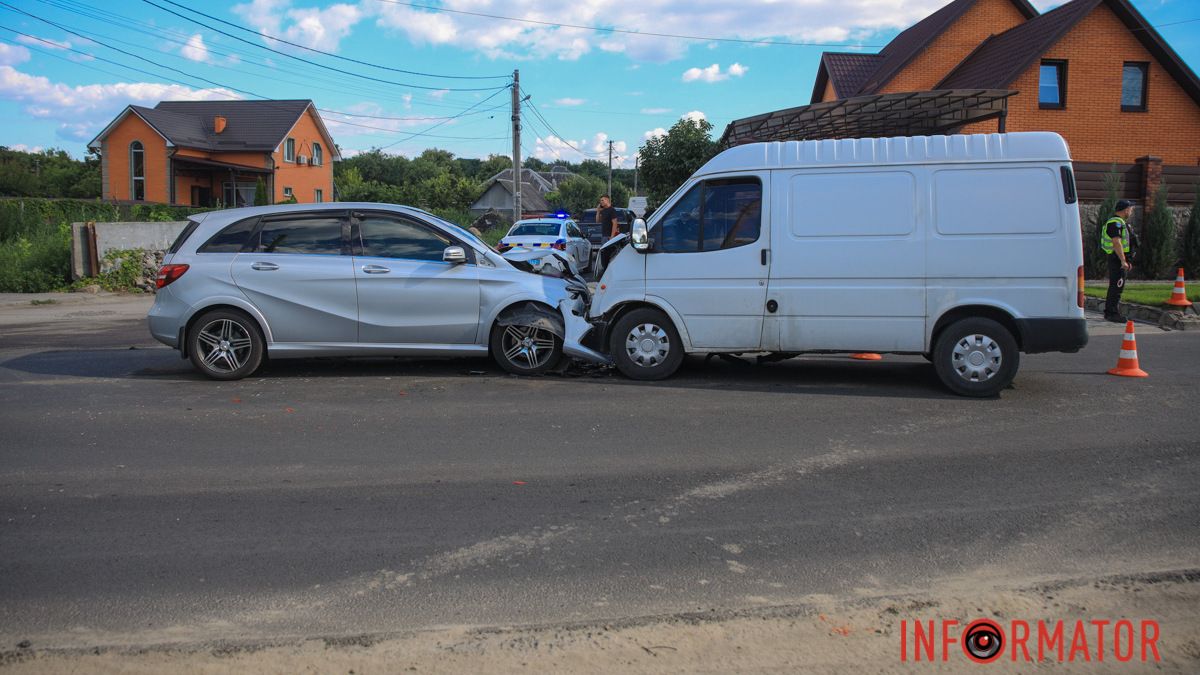 У Дніпрі на Великій Діївській Mercedes зіткнувся з Ford: є постраждалі, рух ускладнений