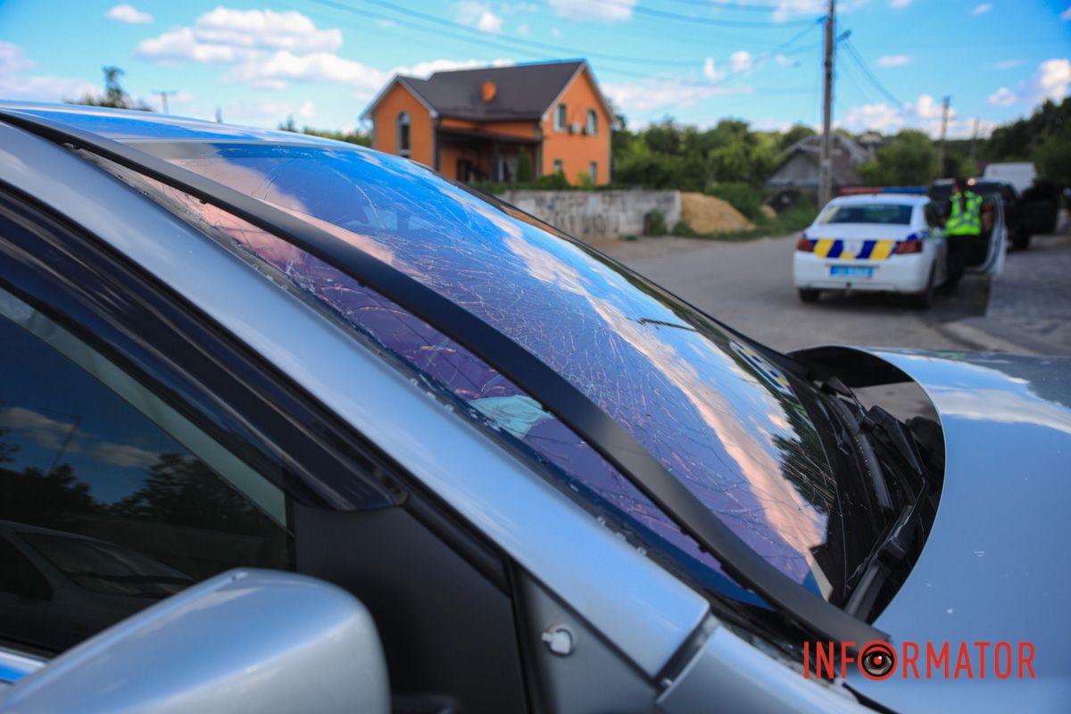 Дорогу не поділили Mercedes та мікроавтобус Ford