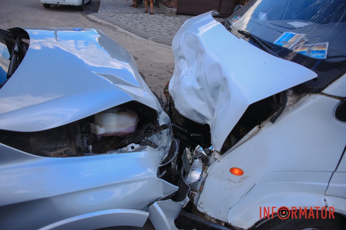 Поліцейські регулюють рух на місці аварії