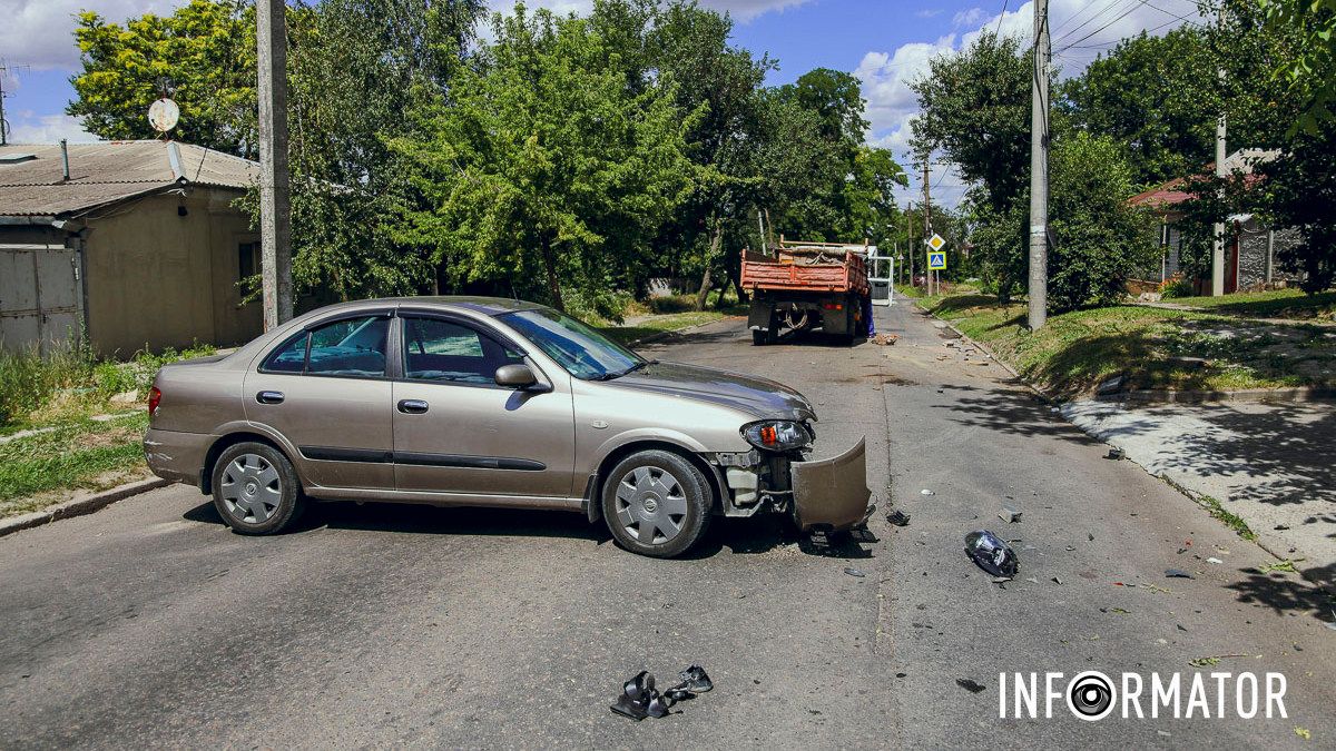 Рух перекрито: у Дніпрі на Короленка зіткнулись ГАЗ та Nissan, водія легковика шпиталізували