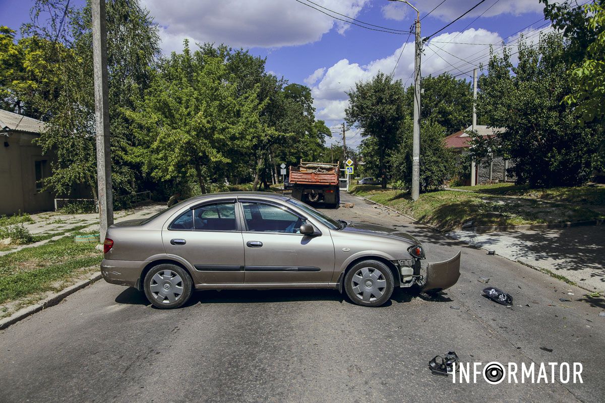 Nissan стоїть поперек вулиці Короленка