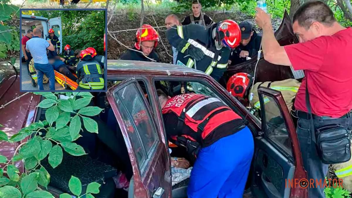 У Дніпропетровській області ЗАЗ вилетів у кювет: 74-річного водія заблокувало в салоні