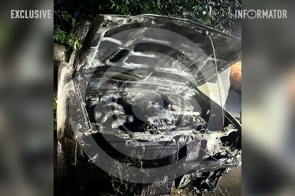 Уночі 28 червня у Дніпрі на вулиці Леоніда Каденюка підпалили автомобіль Mitsubishi L200 Уночі 28 червня у Дніпрі на вулиці Леоніда Каденюка підпалили автомобіль Mitsubishi L200