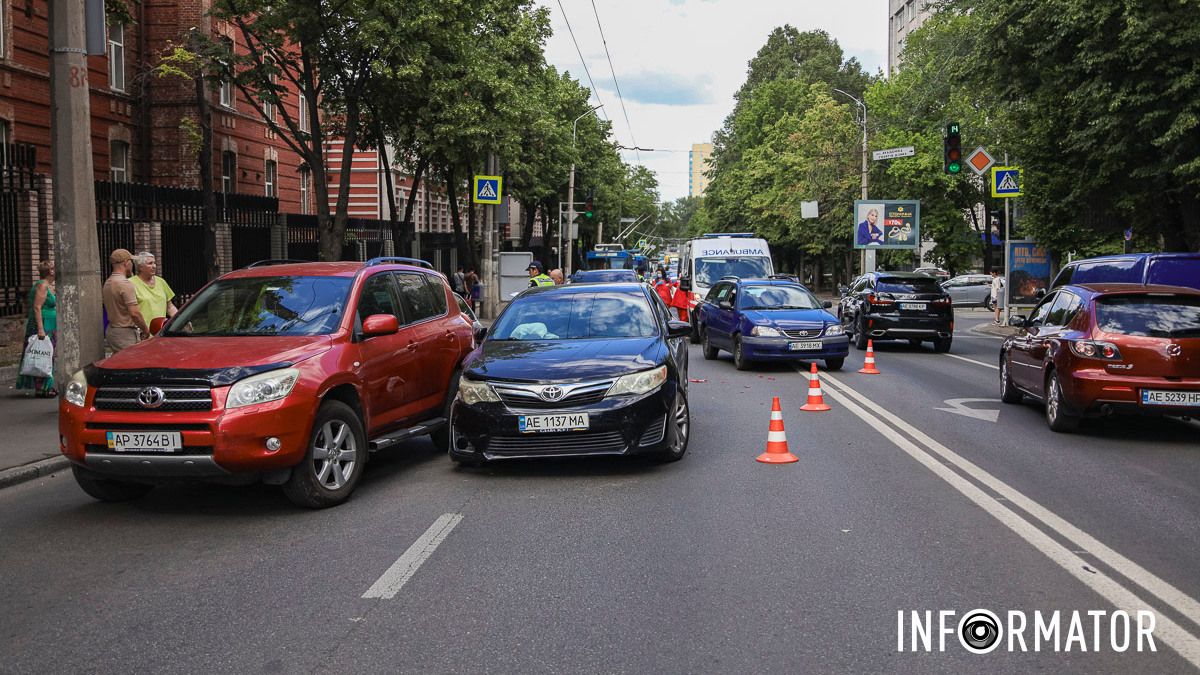 У Дніпрі на проспекті Науки зіткнулись 4 автівки: рух ускладнено, зупинились тролейбуси