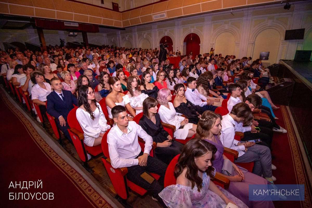 Мер Кам’янського вручив випускникам золоті та срібні медалі Мер Кам’янського вручив випускникам золоті та срібні медалі