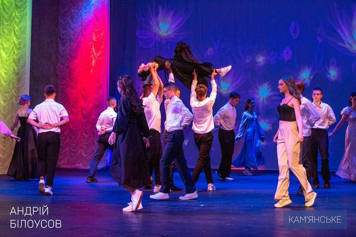 Цього року в Кам’янському із закладів загальної середньої освіти випускаються 1238 одинадцятикласників Цього року в Кам’янському із закладів загальної середньої освіти випускаються 1238 одинадцятикласників