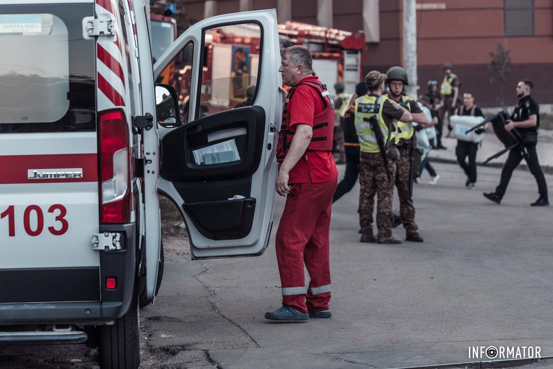 Медики працюють на місці події