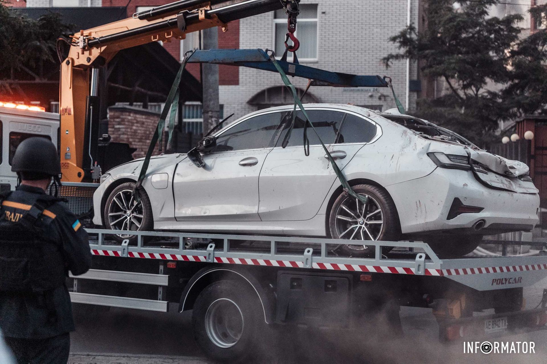 Евакуюють пошкоджені автівки