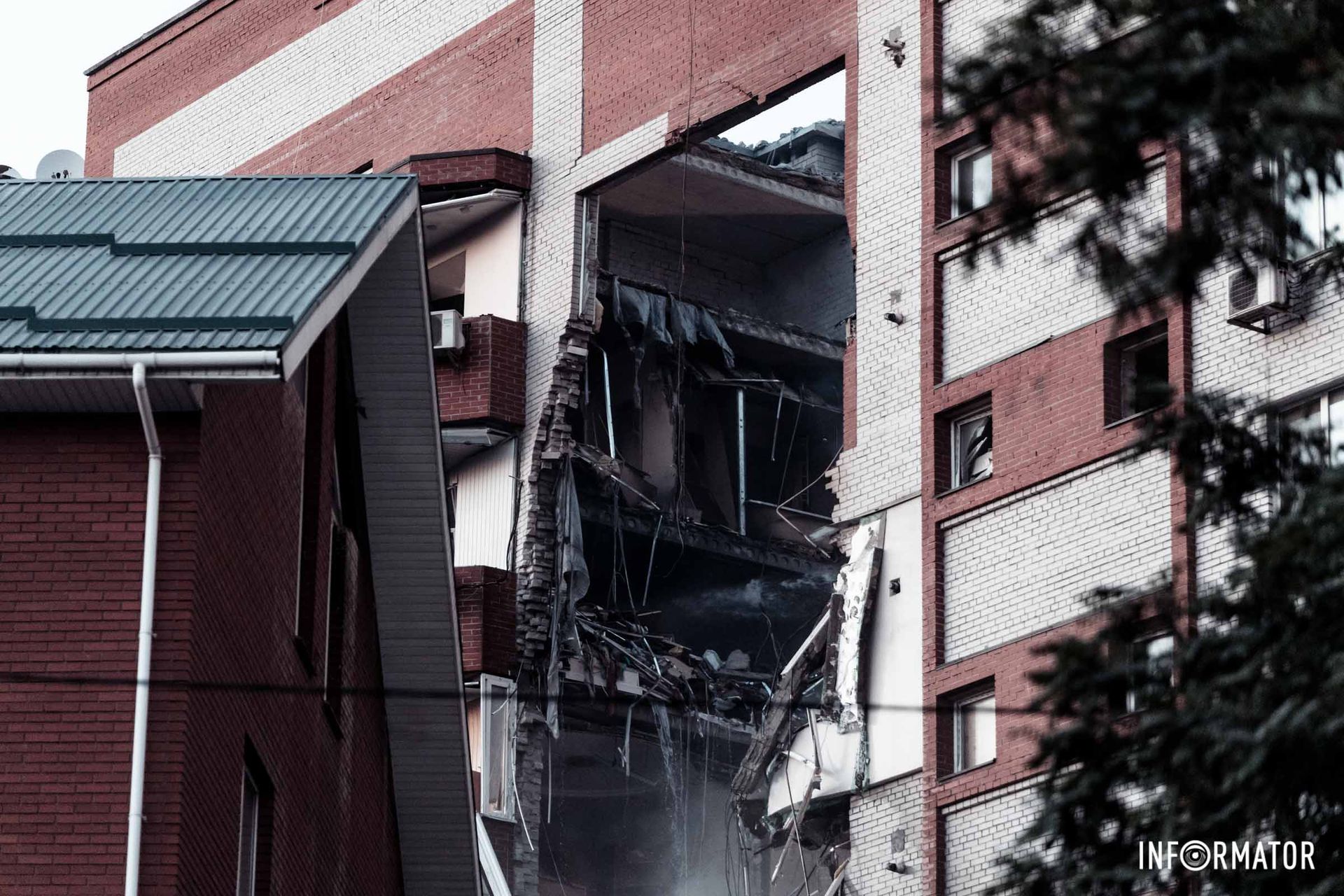 Після гасіння пожежі комунальники розбиратимуть завали