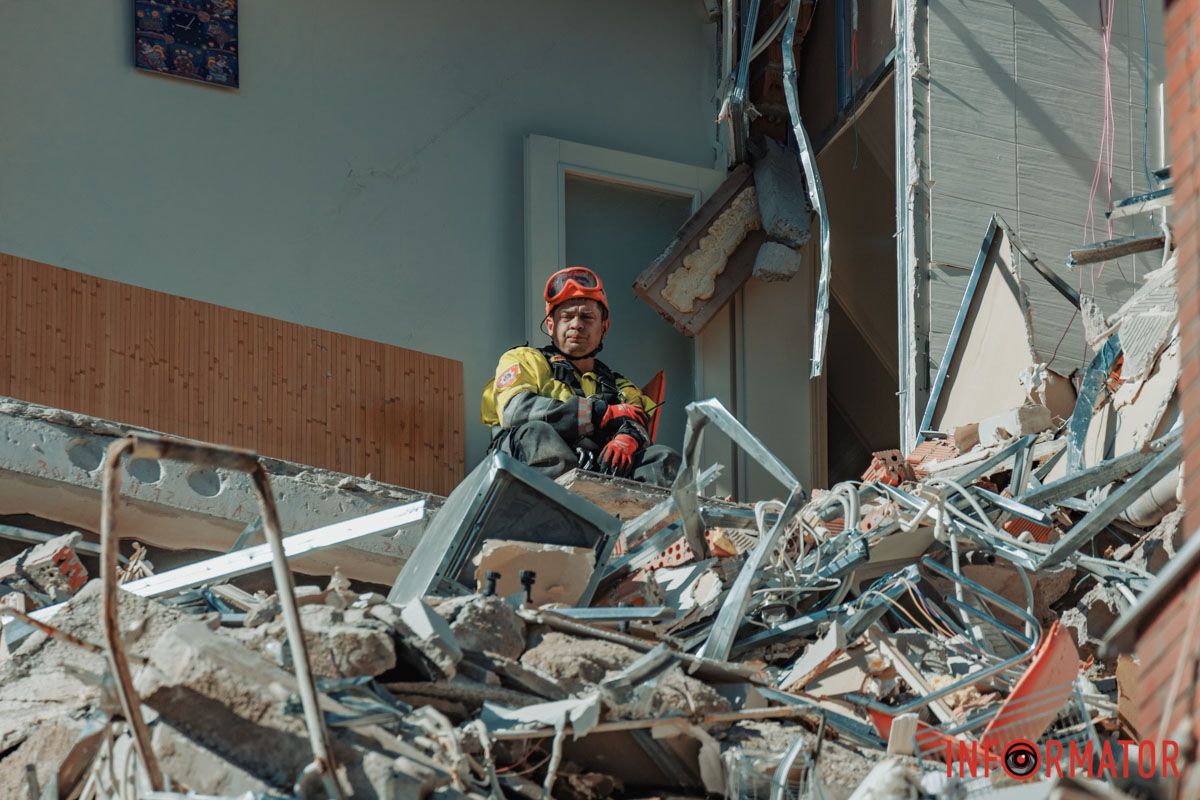 Внаслідок "прильоту" п'ять поверхів будинки було зруйновано Внаслідок "прильоту" п'ять поверхів будинки було зруйновано