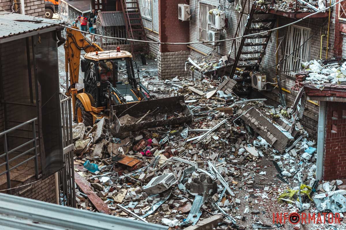 Працівники ДСНС розбирали завали всю ніч Працівники ДСНС розбирали завали всю ніч