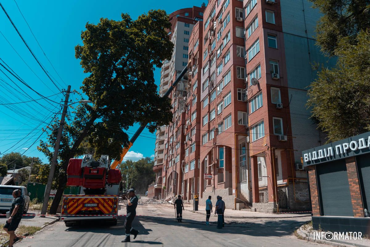 Рятувальні служби працюють на руїнах будинку, розбирають плити, перекриття Рятувальні служби працюють на руїнах будинку, розбирають плити, перекриття