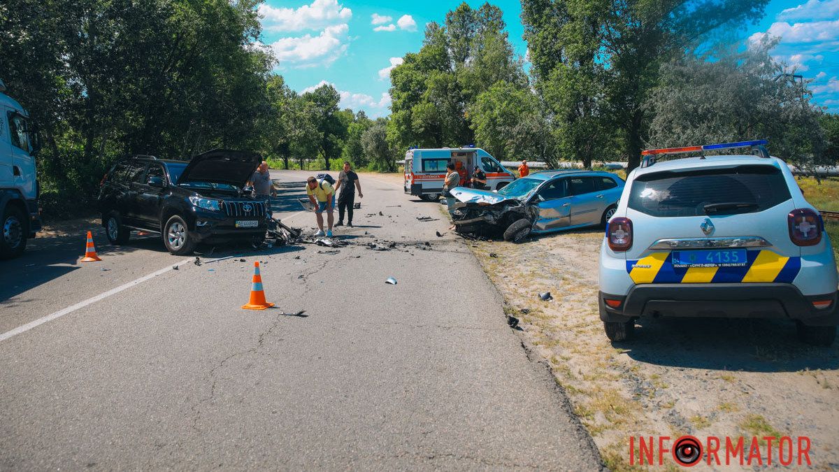 У Дніпрі на Гаванській Toyota виїхала на зустрічну та зіткнулась з Renault: рух ускладнений, постраждали водії