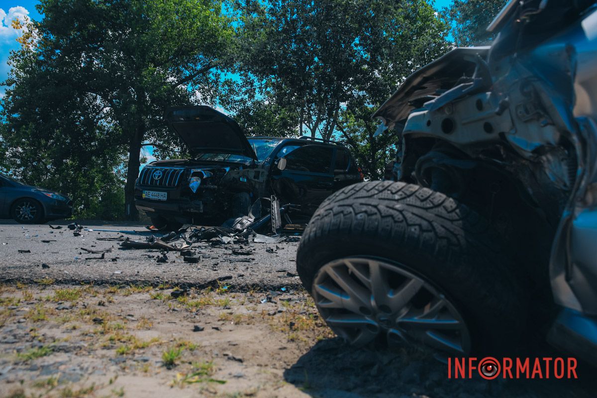 Поблизу перехрестя з вулицею Набоківською автівка виїхала на зустрічну смугу, де зіткнулась з Renault, який їхав у бік Придніпровська