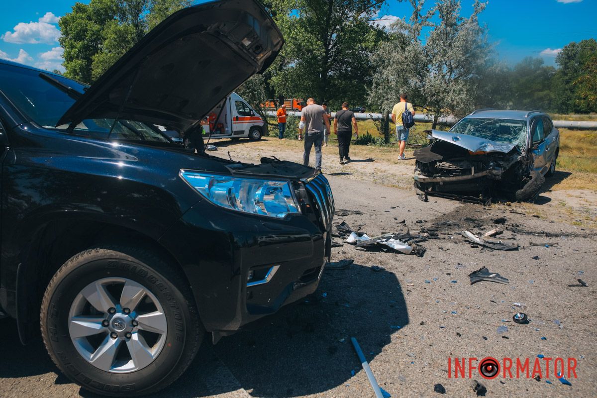 На дорозі знаходяться уламки автомобілів