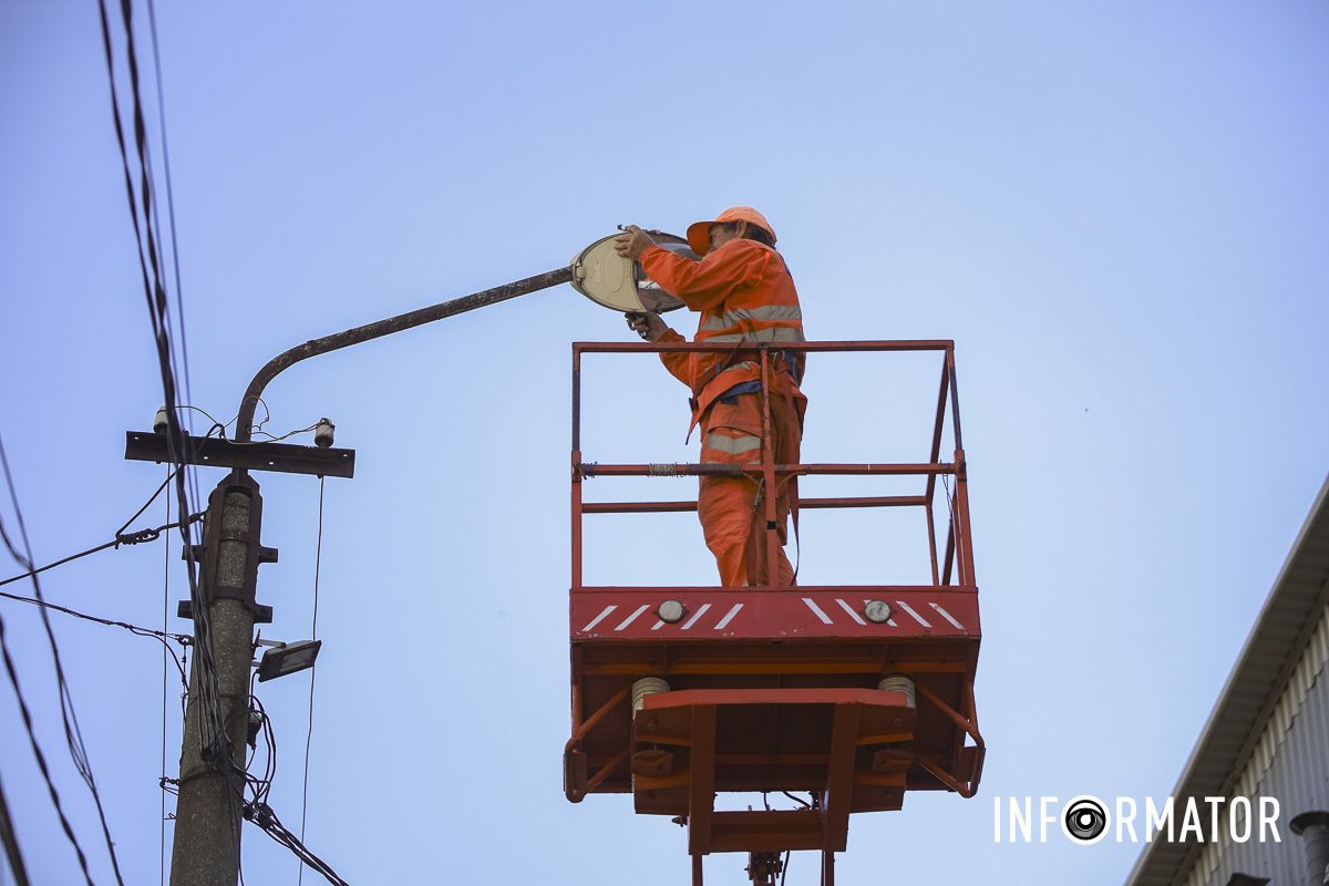 Внаслідок вибуху обірвало електричні кабелі 