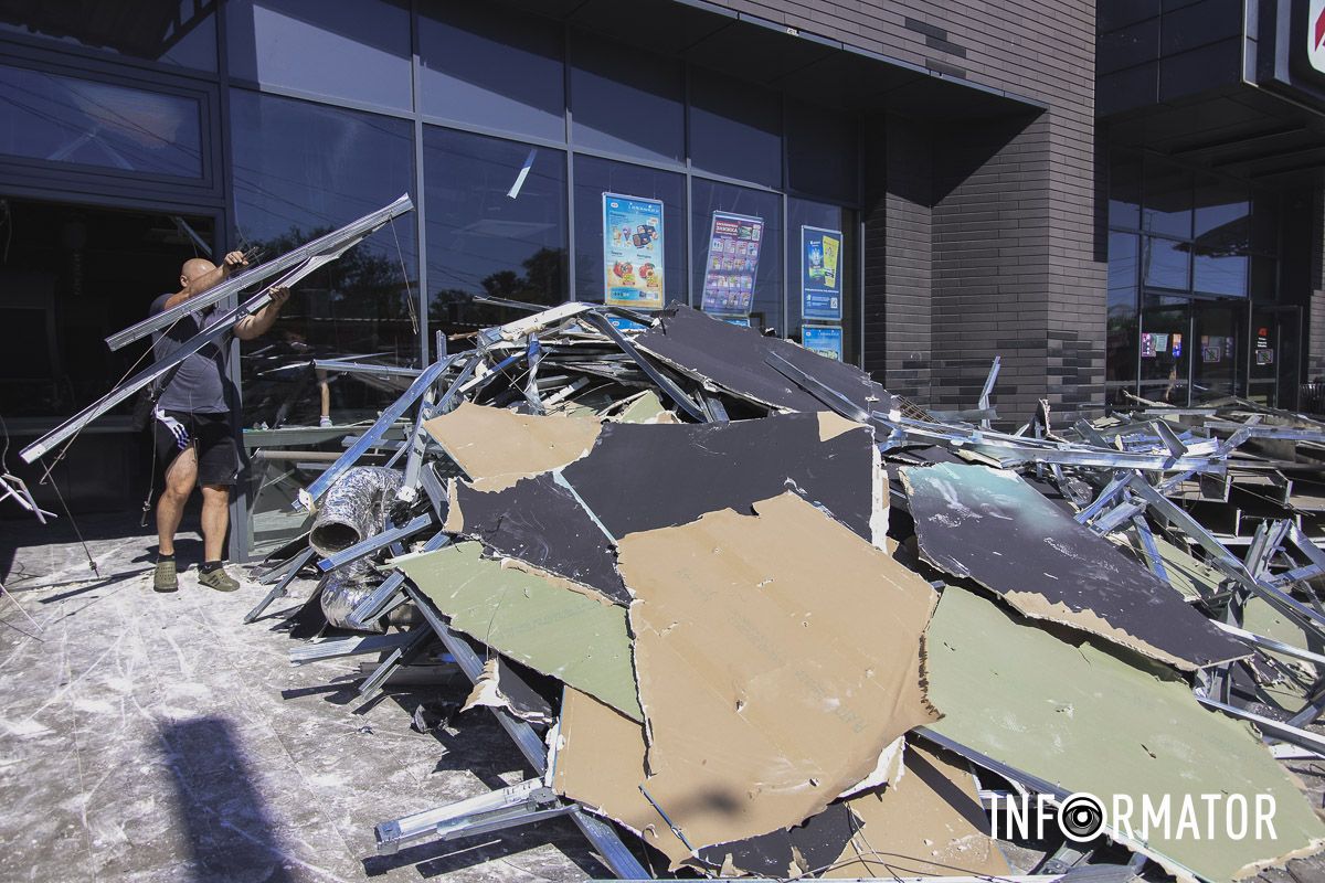 Праціники прибирають магазин 