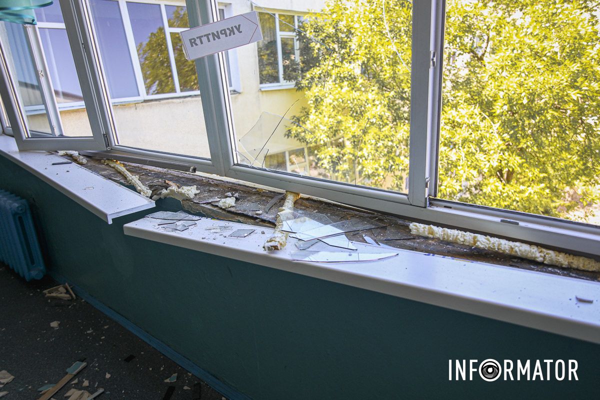 Повибивало віконні рами разом з шибками