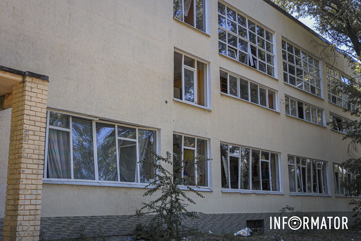 Також пошкоджено 11 дверей