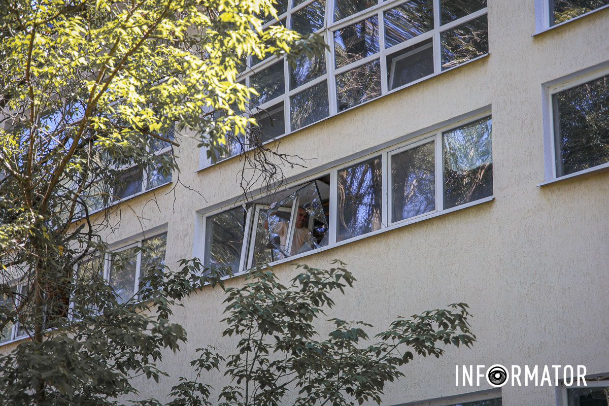 У будівлі пошкоджено 160 вікон