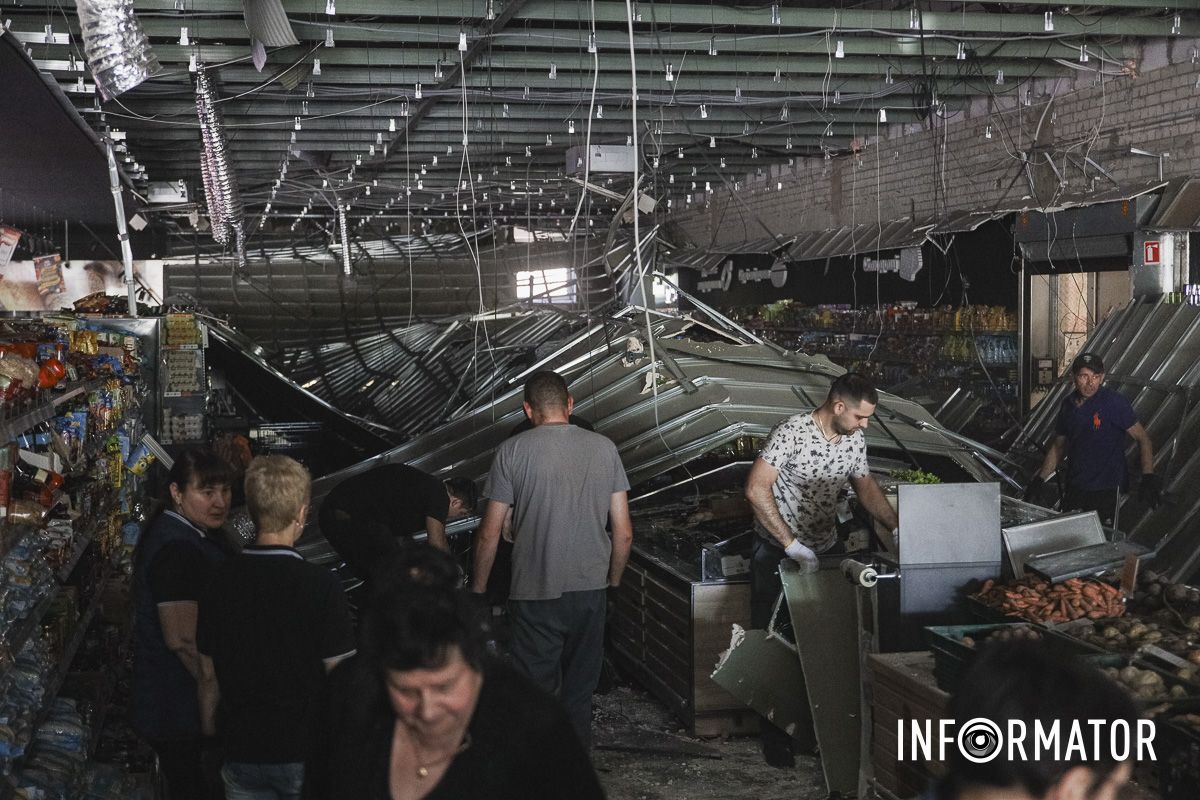 Що вібдувається всередині супермаркету 