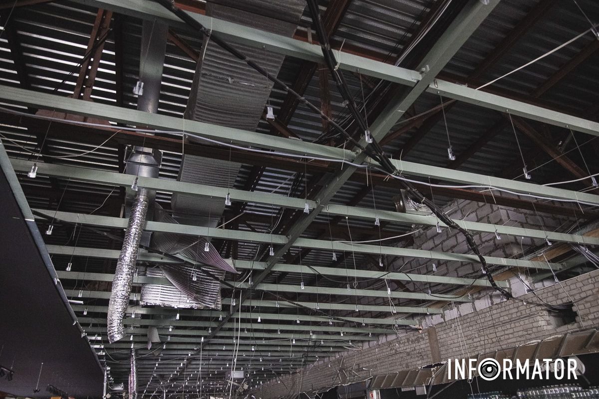 Усередині будівлі зруйнована підвісна стеля та її лінійне освітлення