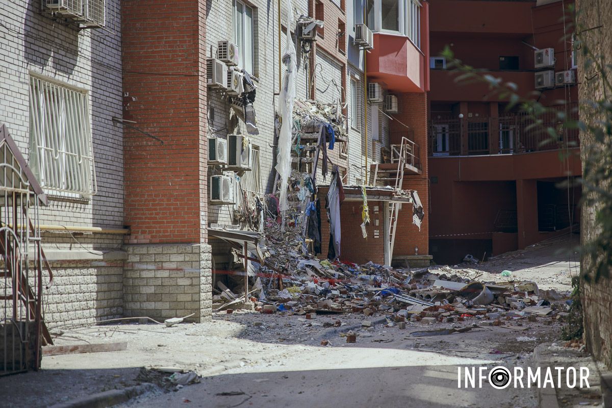 Станом на 1 липня рятувальники працюють на шостому поверсі