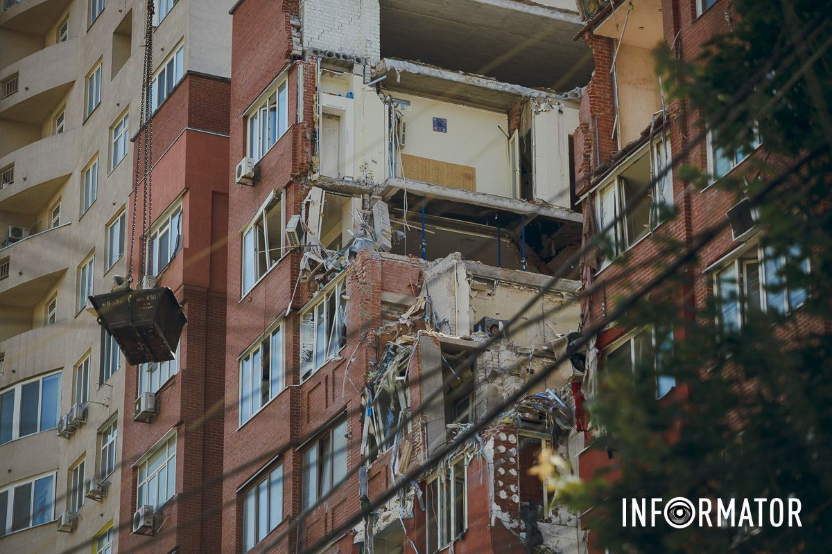 Нині на місці прильоту, який стався 28 червня, працюють 4 пожежні підрозділи