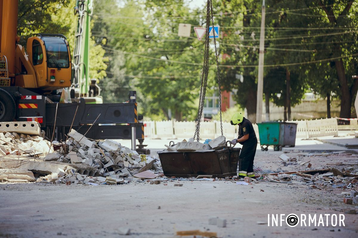 84 чоловіки особового складу ДСНС працюють на місці