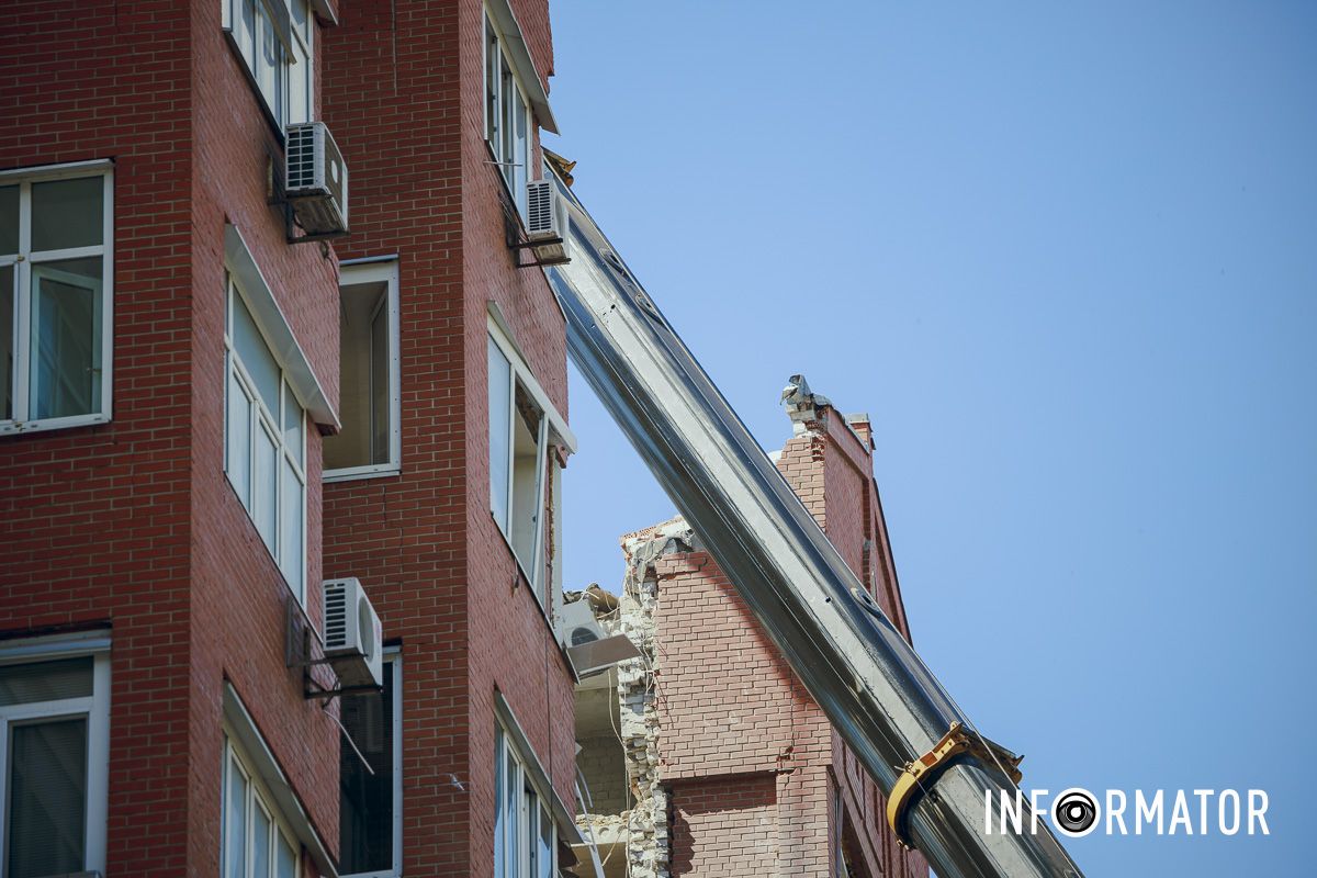Зі всіх боків місце розбору завалу огороджено