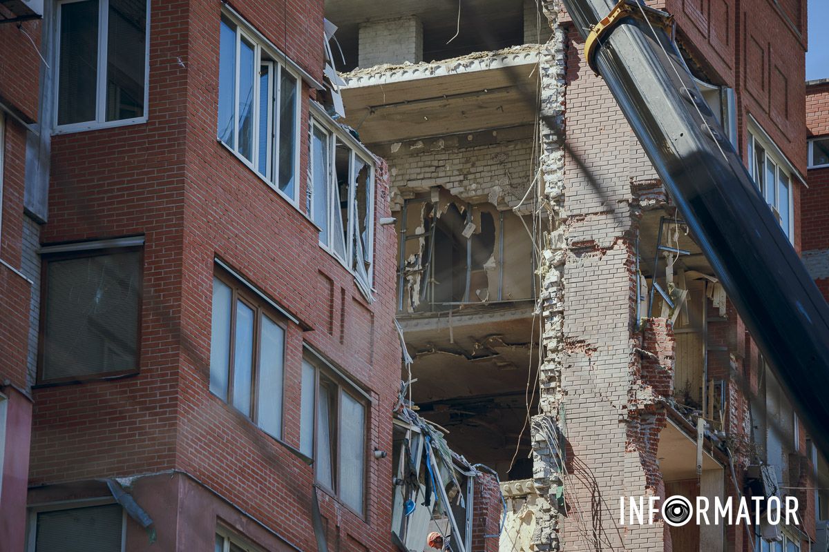 Комунальники складають та вивозять будівельне сміття